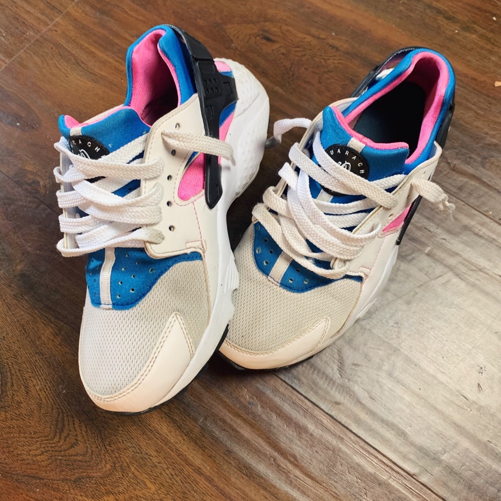 Women’s Nike huarache shoe size 5.5